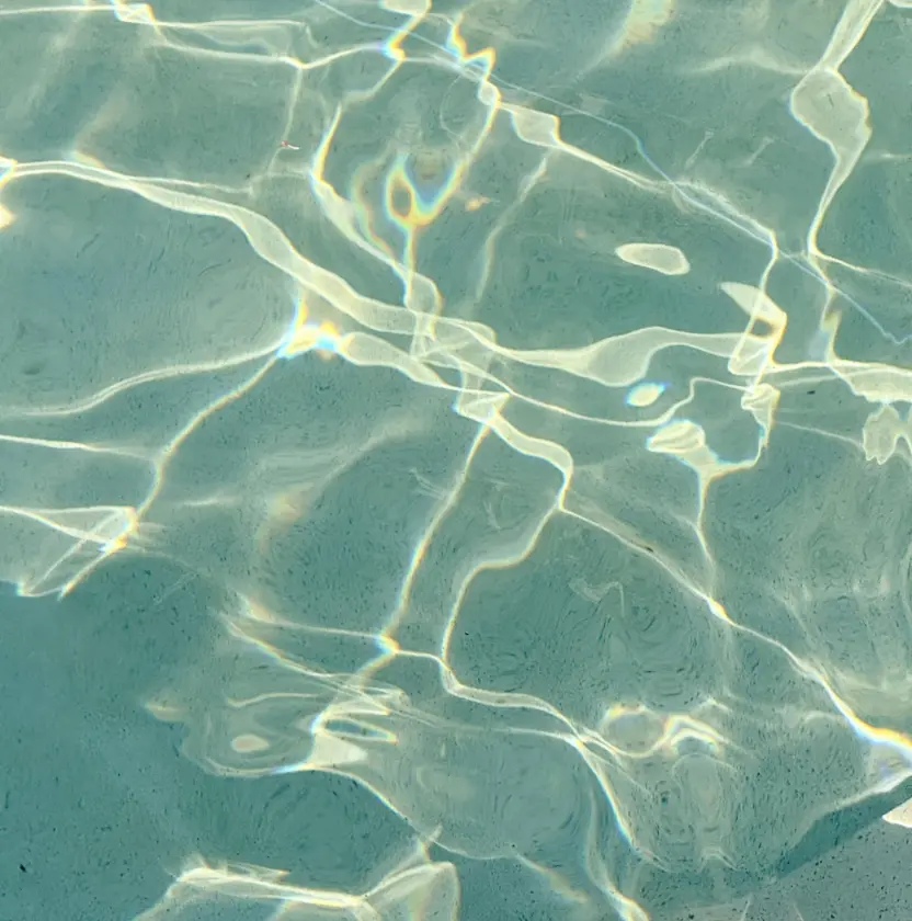 Meerwasser glitzert in der Sonne