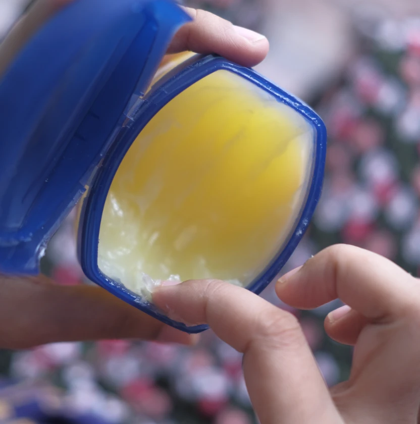 Helle Vaseline in einer Plastikdose