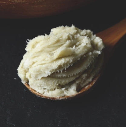 Ein Löffel mit reichhaltiger Sheabutter