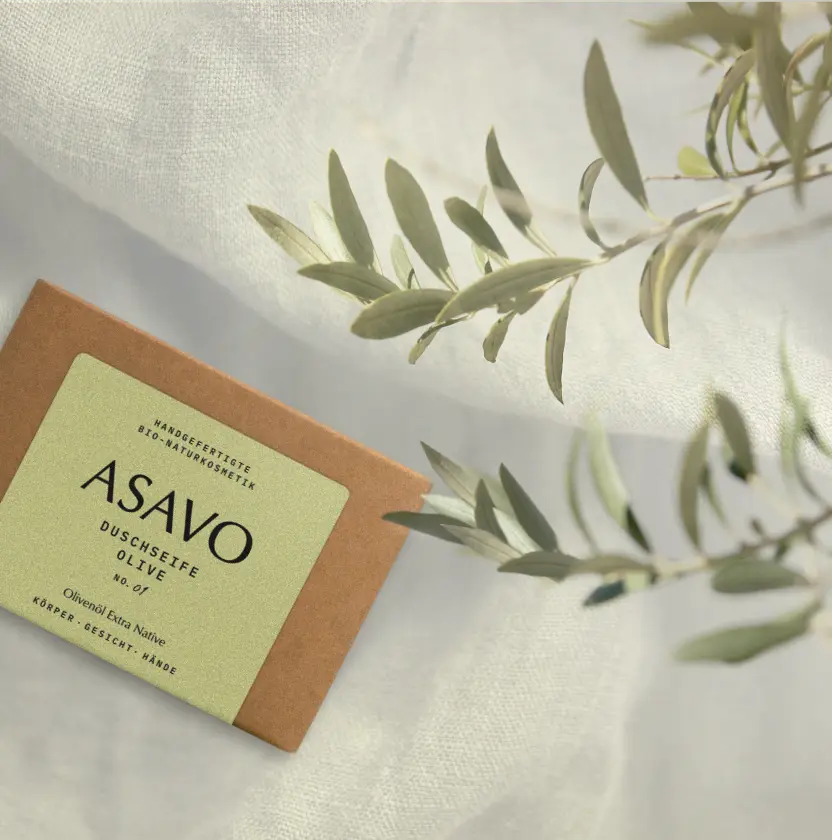 ASAVO Olivenseife neben Olivenzweigen