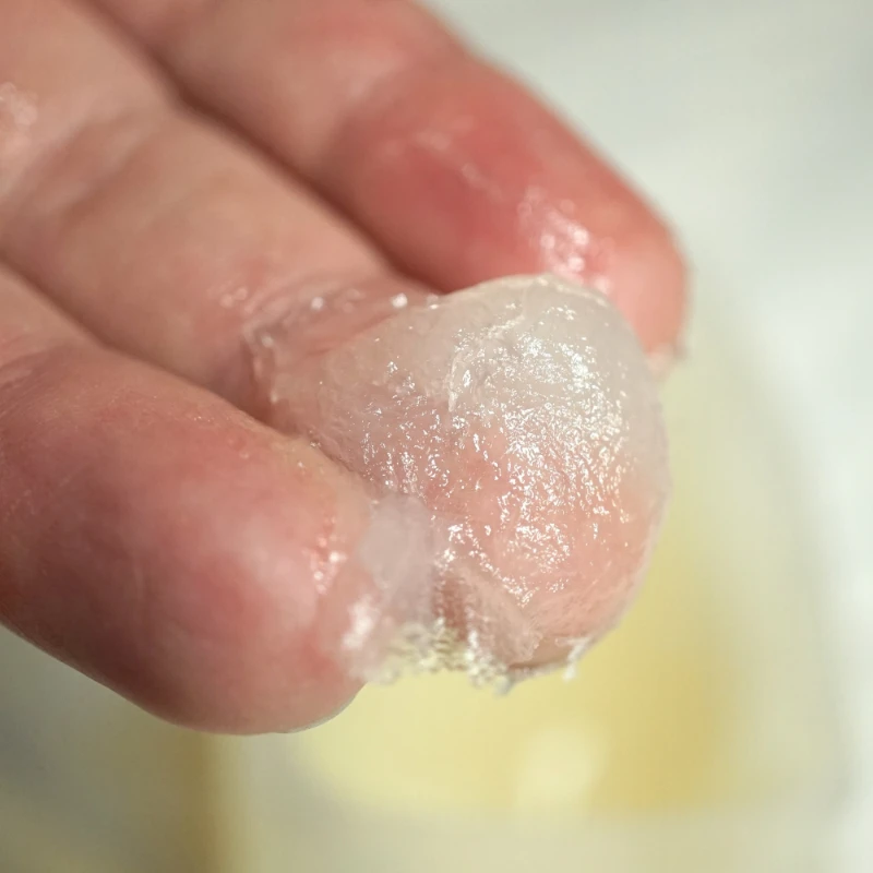 Nahaufnahme von Vaseline auf der Hand