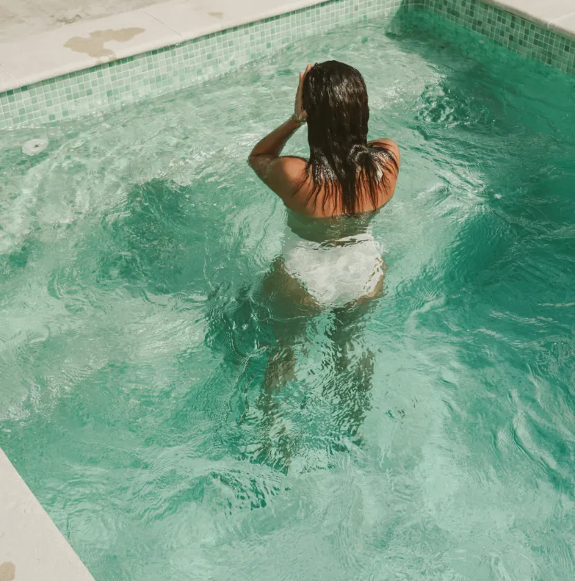 Frau badet in Pool