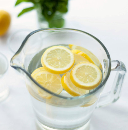 Ausreichend Wasser trinken bei trockener Haut Wasser trinken bei trockener Haut ASAVO